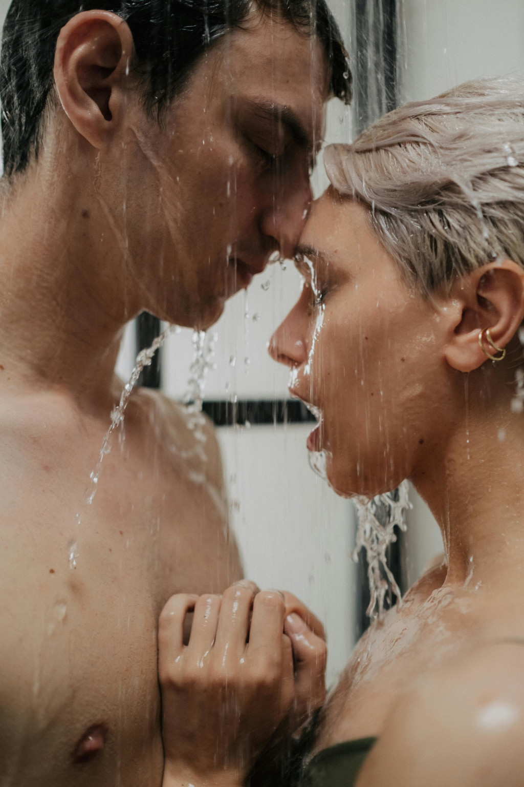 Man en een vrouw onder de douche